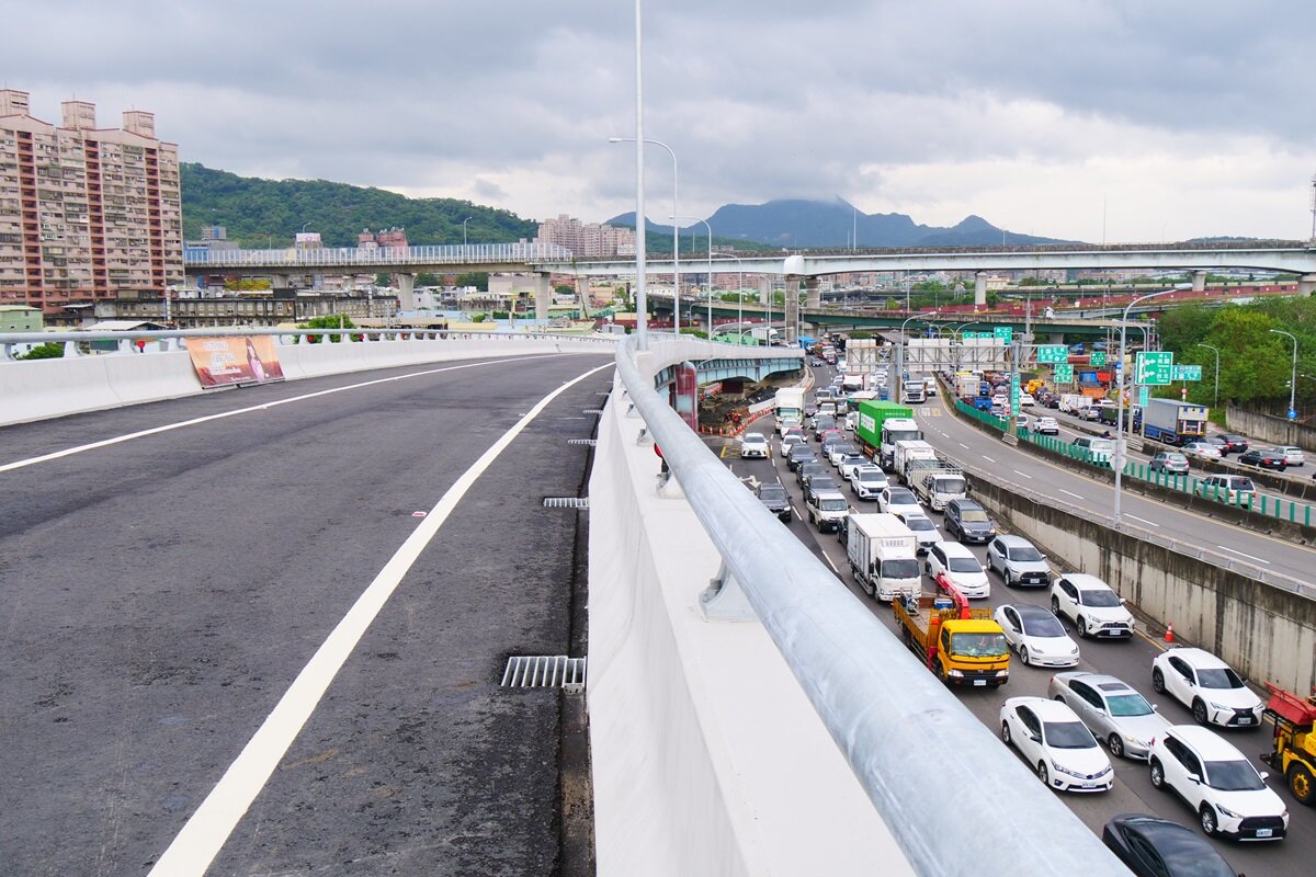 國道1號五股交流道新增北出匝道自27日16時起正式通車。圖/新北市府提供