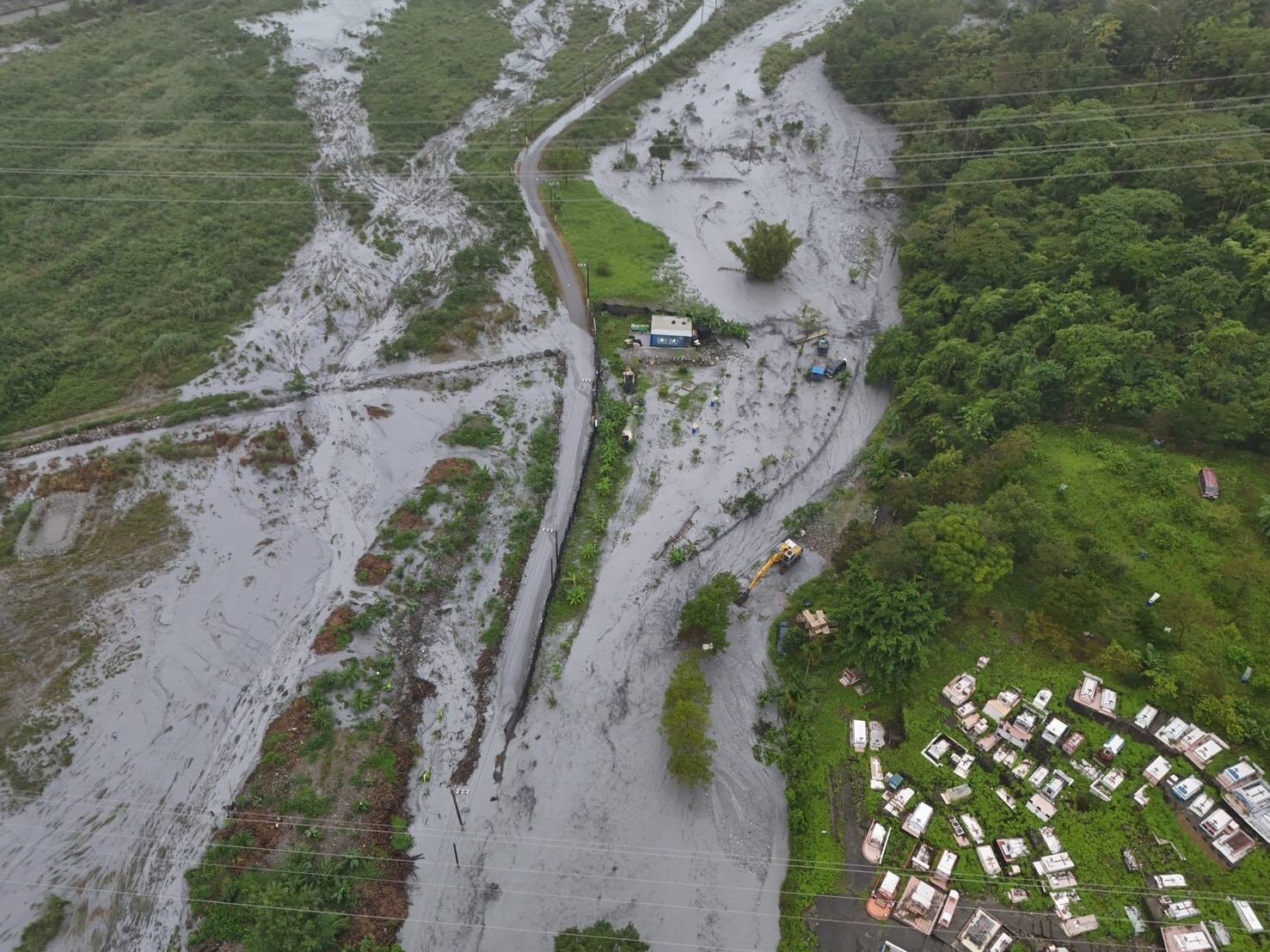 馬太鞍溪水暴漲沖入左岸萬榮明利村　恐影響鐵路