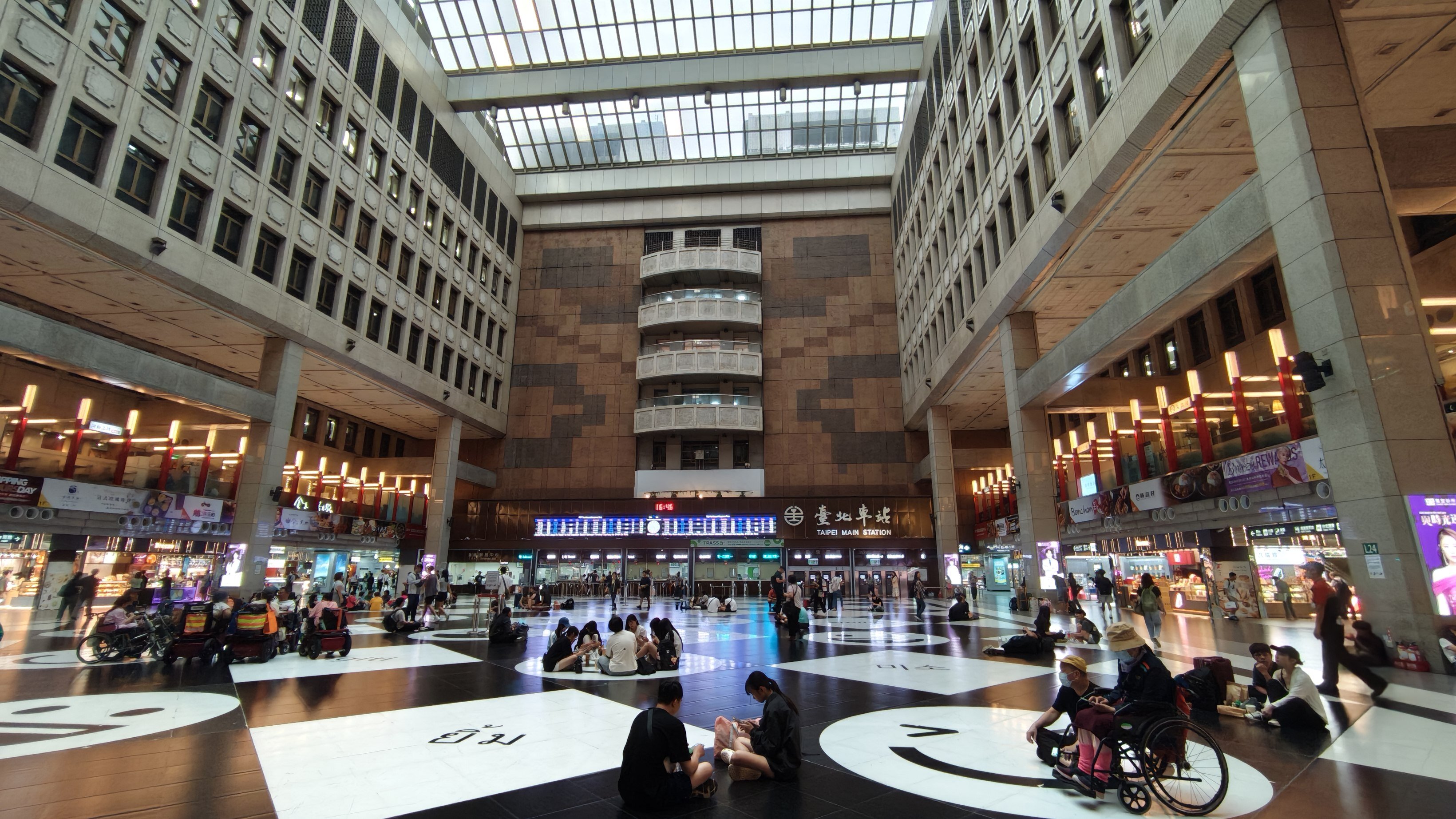 交通部今天舉辦招商大會，部長陳世凱表示，台北車站將於12月招標，盼讓人煥然一新。圖／5168實價登錄比價王資料庫