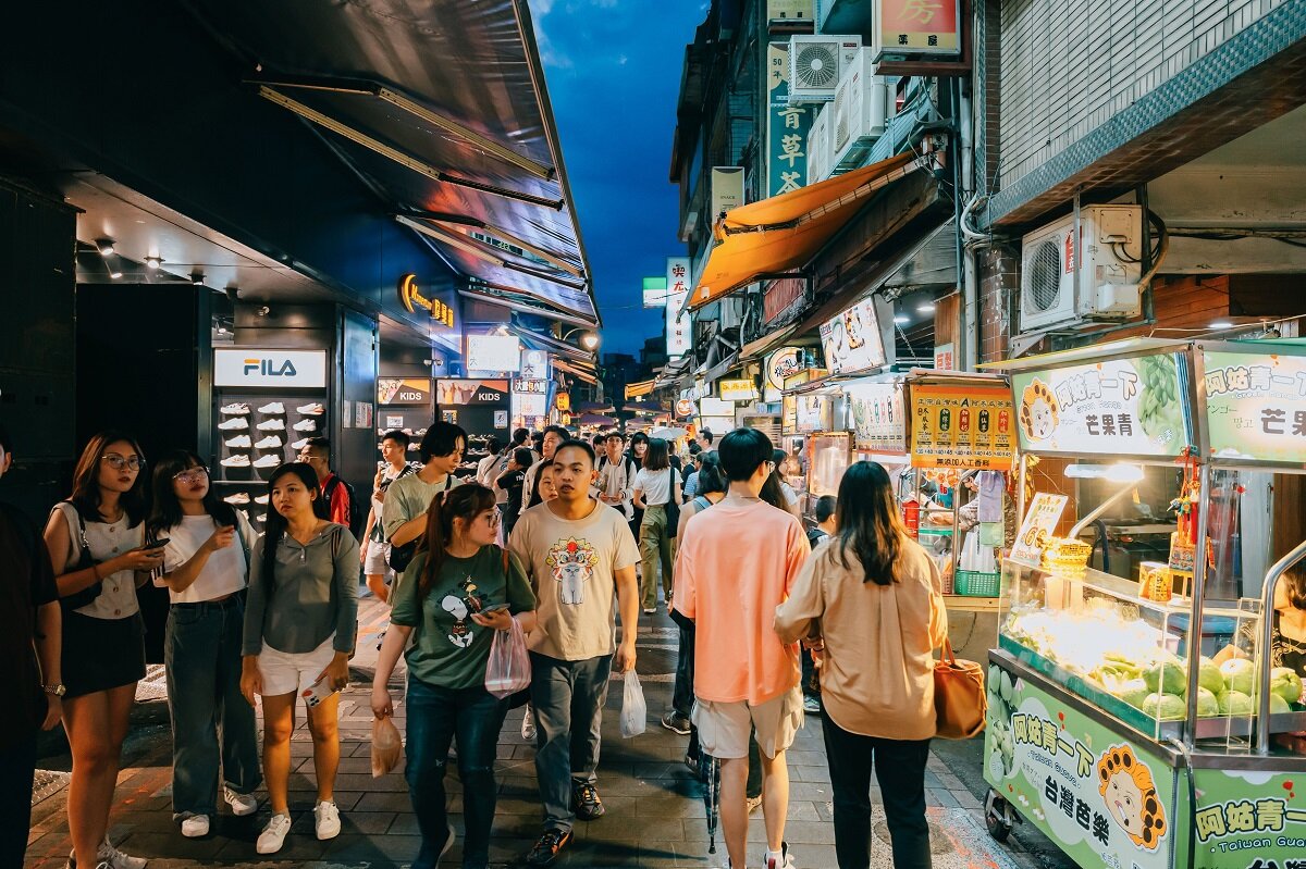 最低工資調至2萬9,500元，勞保分級逕調297萬人。圖／台北市市場處資料照