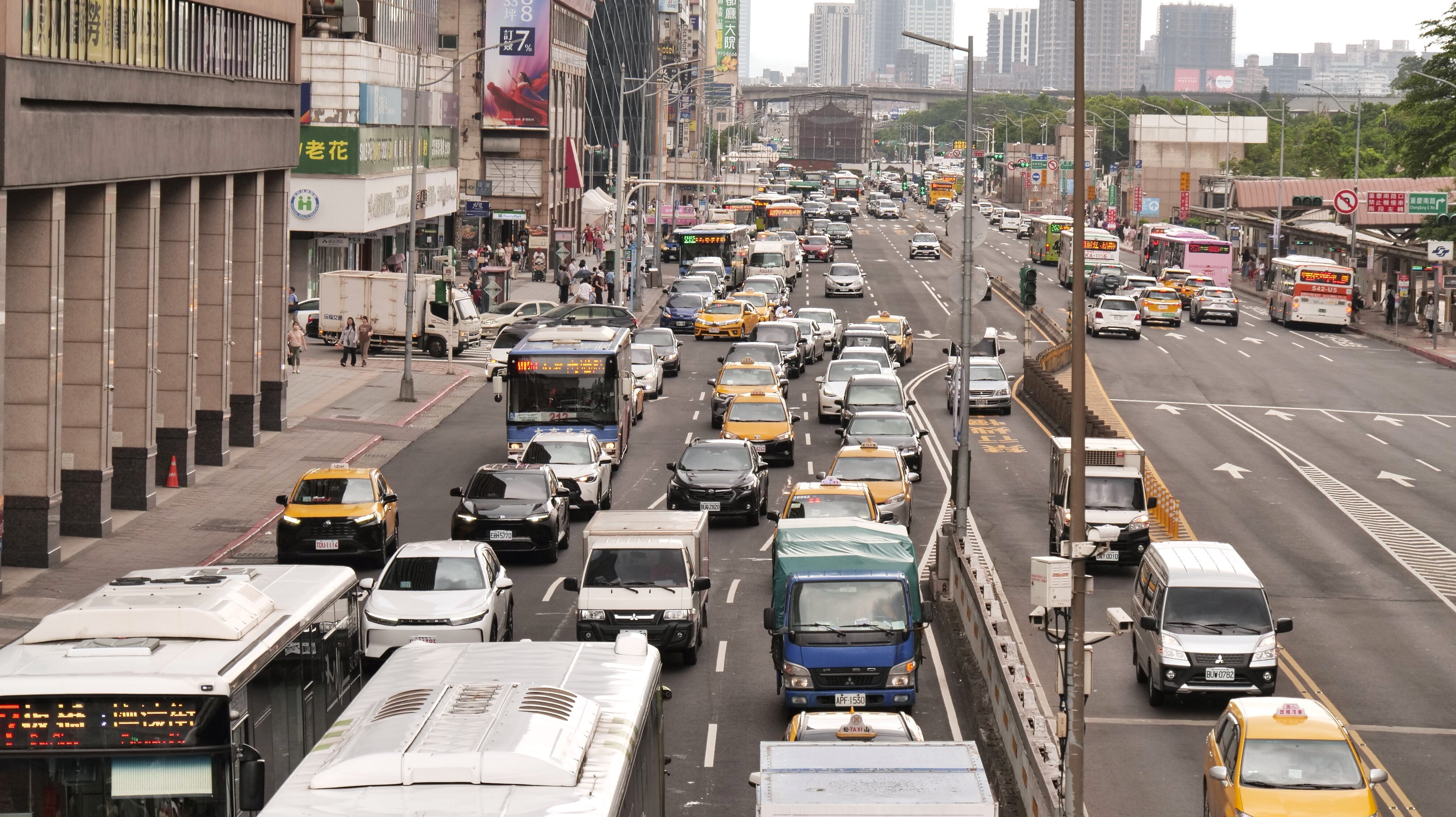 道交條例初審，行車吸菸、機車用手機罰鍰提高。圖／5168實價登錄比價王資料庫