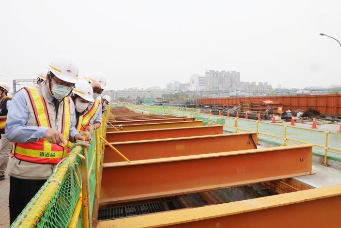 台南市政府交通局今天表示,長度8.23公里的台南市鐵路地下化隧道主結構全線完成。圖/台南市府提供