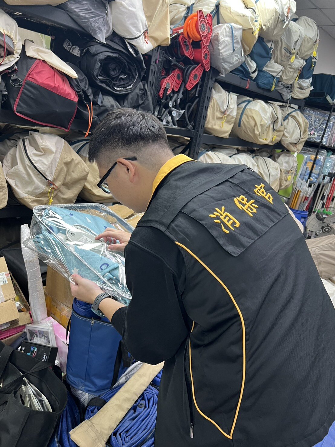 新北市消保官對於露營設備租賃業者進行契約及商品稽查。圖／新北市府提供