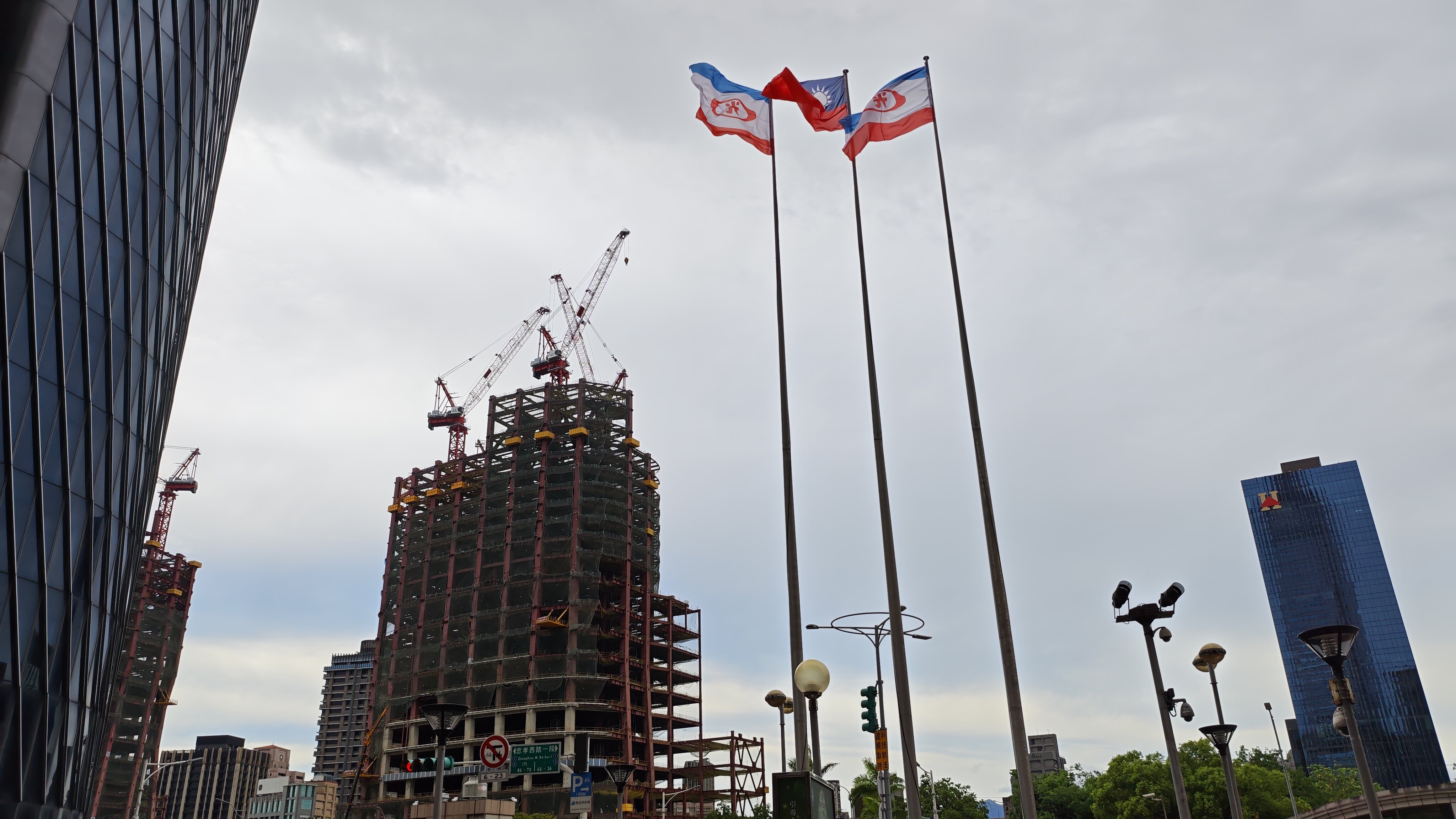 塔吊及載人吊車全面納管，重大違規致死可勒令停工。圖／5168實價登錄比價王資料庫