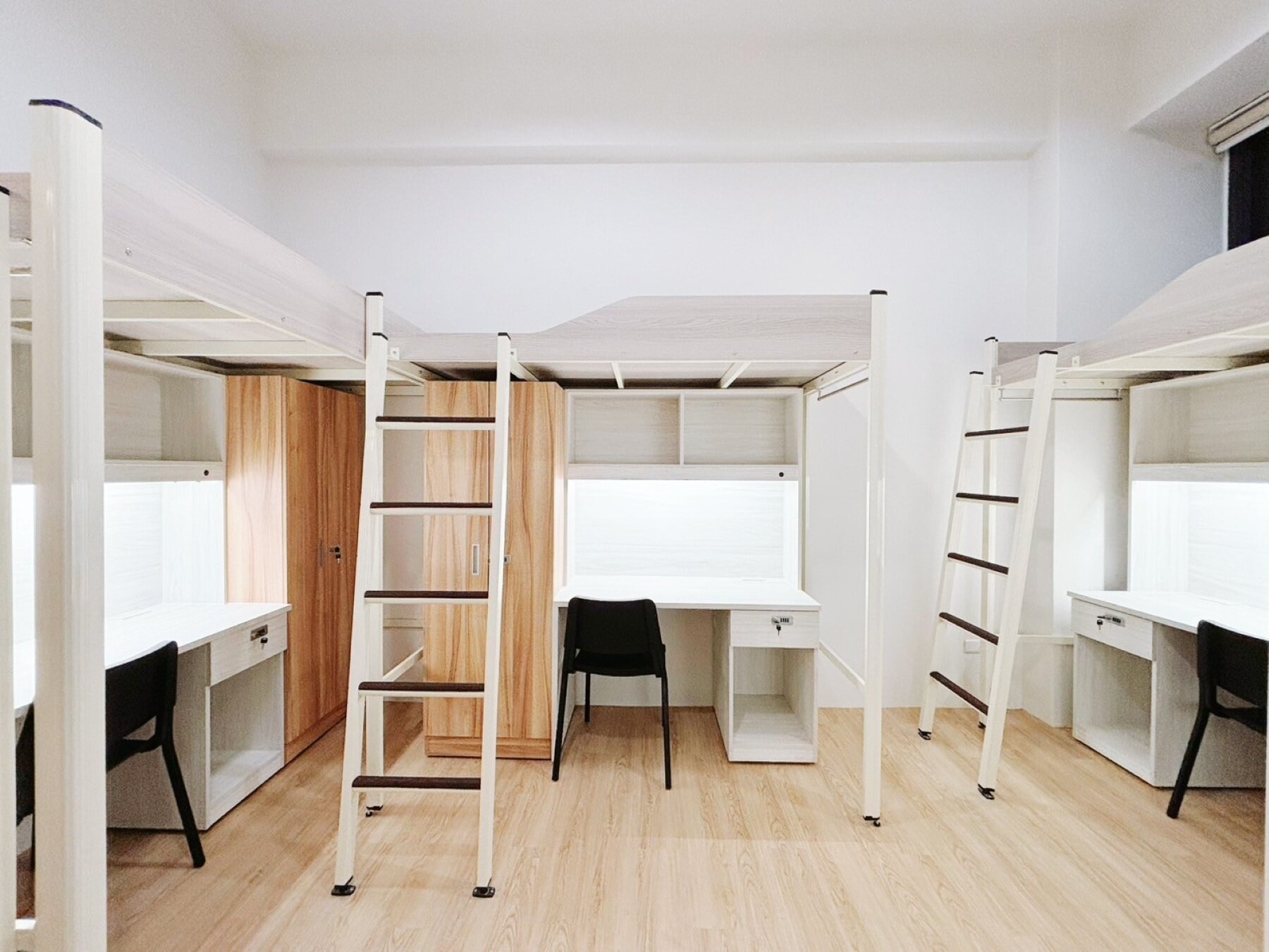 阿里山國中小改造後的學生宿舍，房間內擁有個人的學習與收納空間。圖／教育部