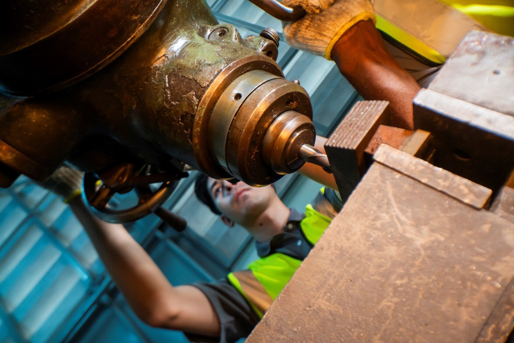 減班休息增至7371人　金屬機電業占多數。圖／envato