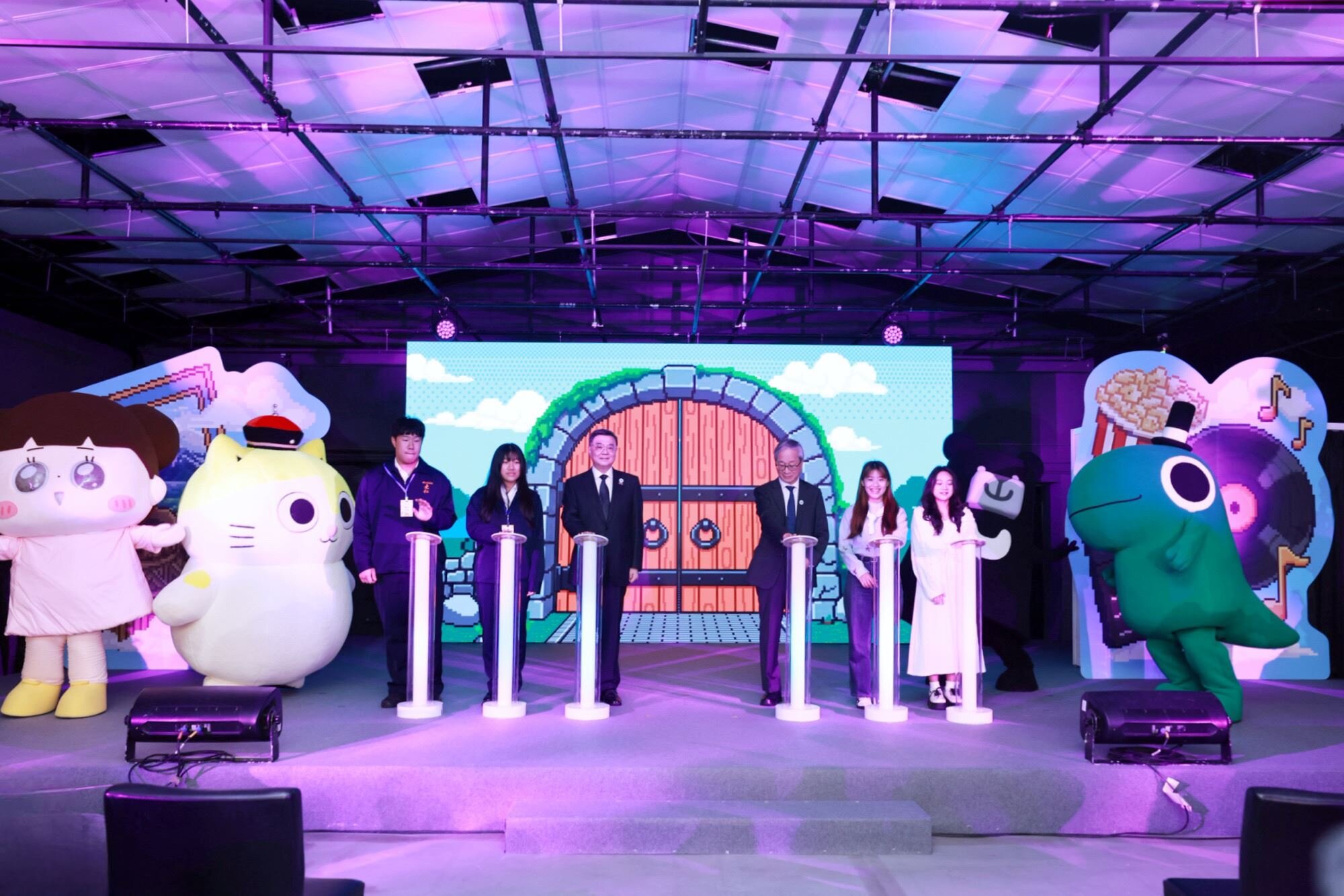 行政院長卓榮泰(左3)、文化部長李遠(右3)與光仁高中國中部同學,一同進行115年文化幣啟動儀式。圖/文化部