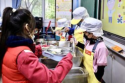 縣市紛推學校午餐免費　國教盟憂品質降、浪費增