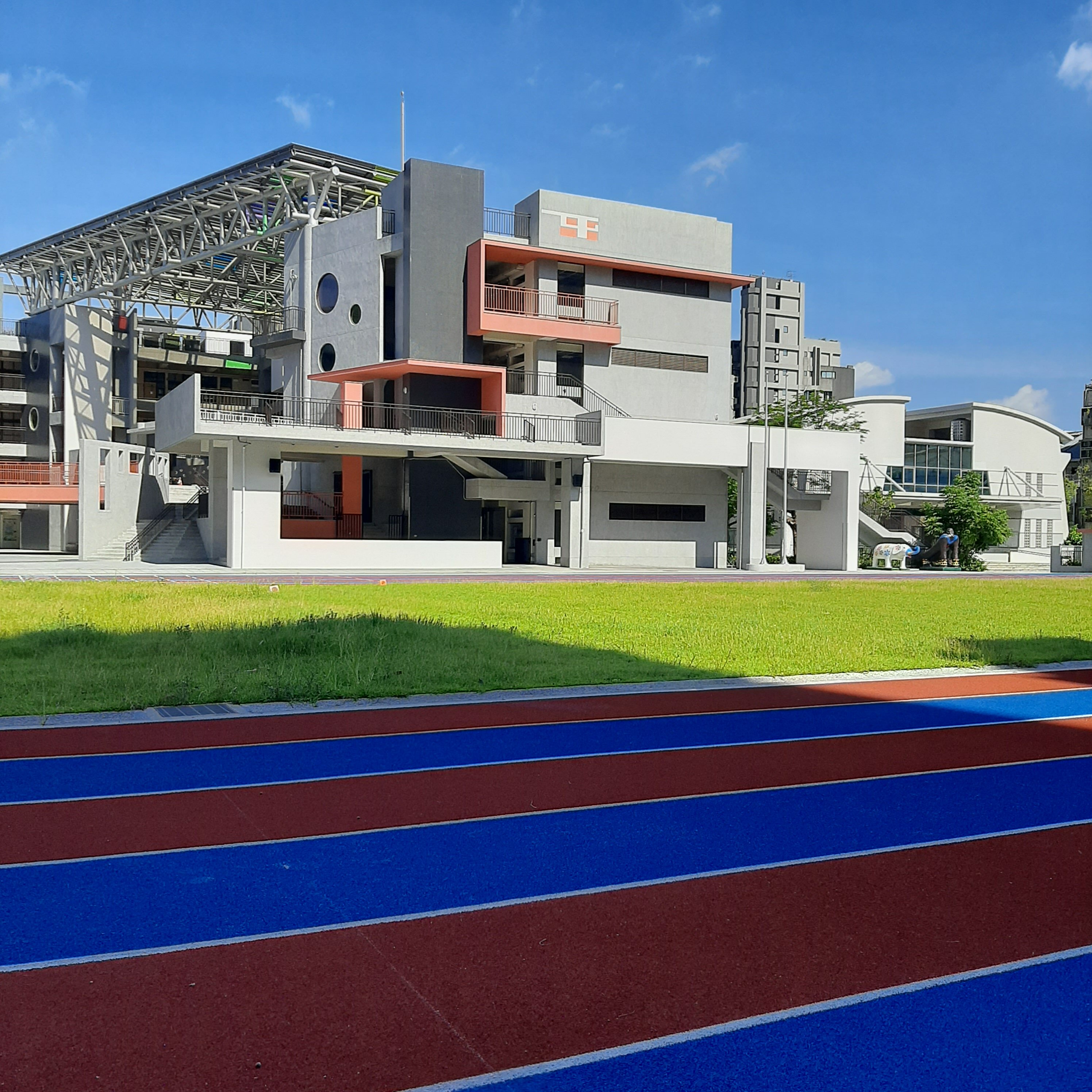 縣市推免費學校午餐，教團籲同步提高廚工待遇。圖／5168實價登錄比價王資料庫