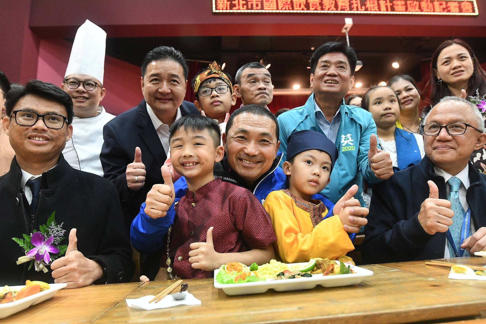 新北市長侯友宜與學童共進午餐。圖／新北市政府施政成果網、新北教育局提供。