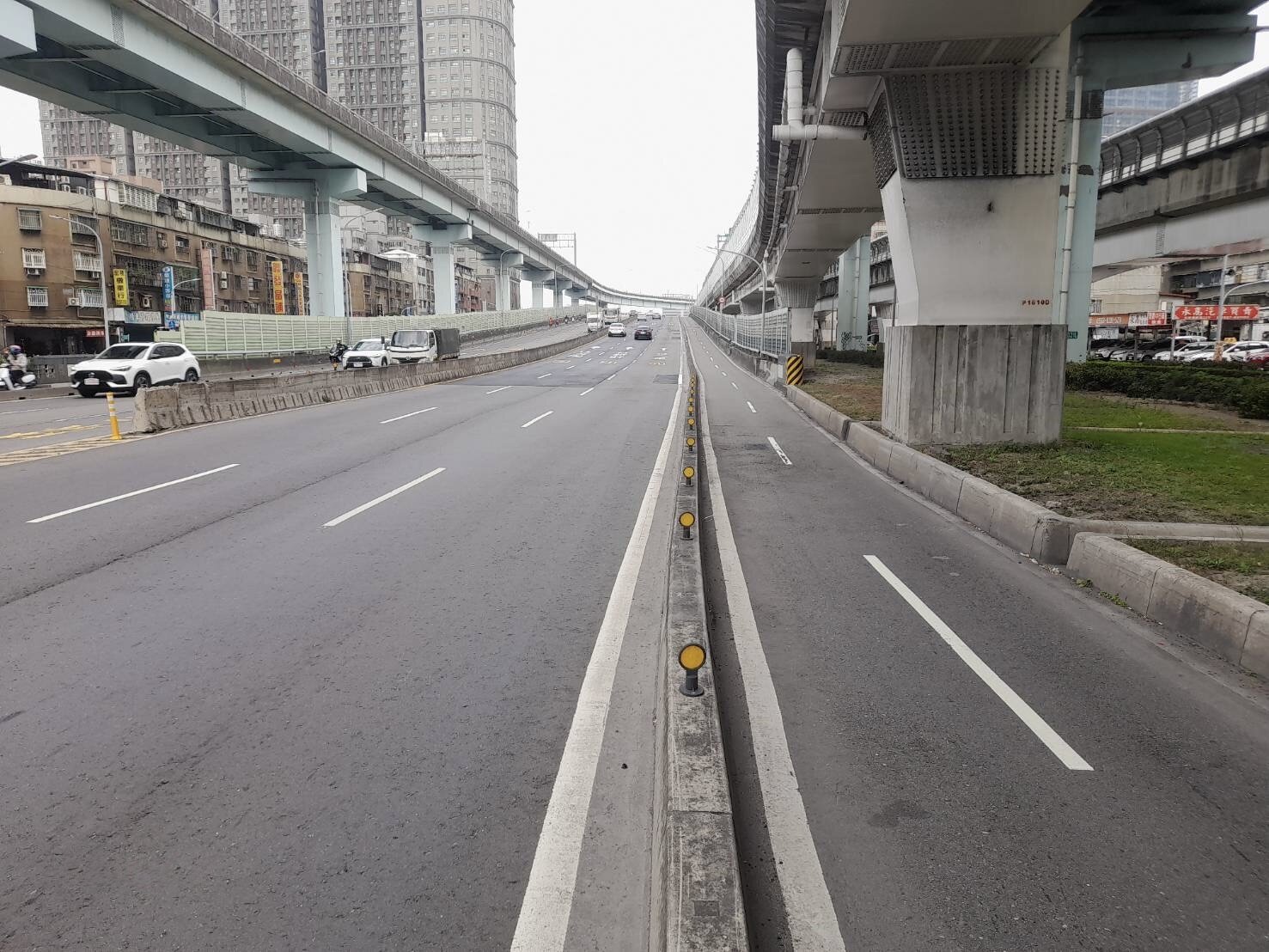 養工處將於3月10日起辦理大漢橋機慢車專用道實體分隔島拆除工程，施工期間縮減部分汽車道，敬請用路人配合現場人員引導。圖／新北市府提供