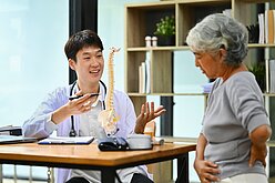 身高縮水、駝背及痠痛加劇　骨質疏鬆3警訊